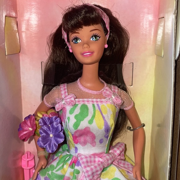 💐Avon Special Edition, Spring Petals Barbie - Picture 5 of 7